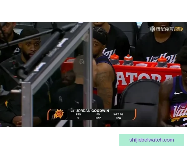 愿无大碍古德温倒地拼抢受压伤退场返回更衣室接受紧急治疗情况引关注